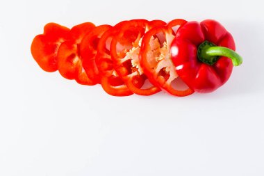beyaz izole kırmızı biber dilimlenmiş