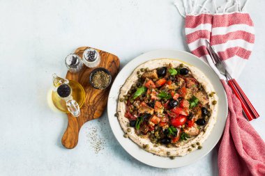 Humus tabakası üzerinde taze Yunan dakos salata. ışık vegan yaz besleyici tarifi