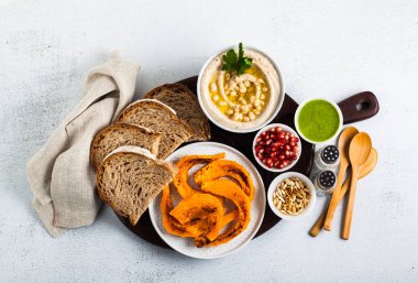 Vejetaryen meze beyaz cannellini fasulye ve pişmiş kabak çavdar ekmeği bir hizmet kurulu ile humus üzerinden yemek saati. Sadece büyük gıda