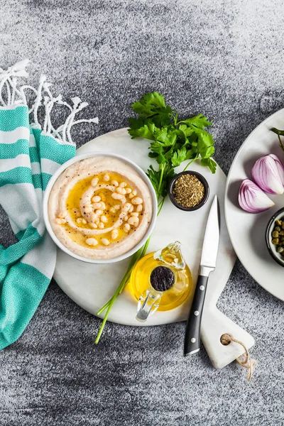 Hummus Und Frische Sommerliche Zutaten Zum Kochen Vegetarischer Speisen Auf — Stockfoto