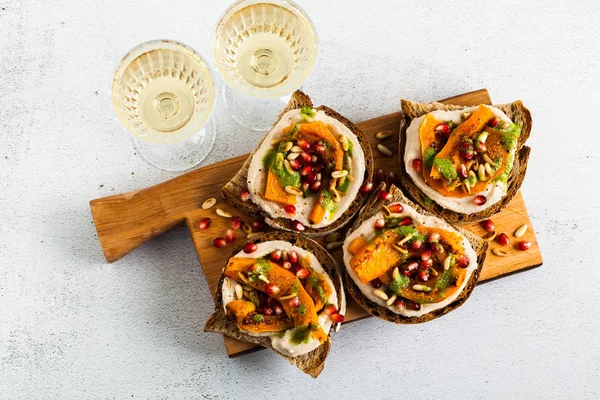 Smakelijke Bruschettes Met Hummus Gebakken Pompoen Rucola Pesto Tafel Vegan — Stockfoto