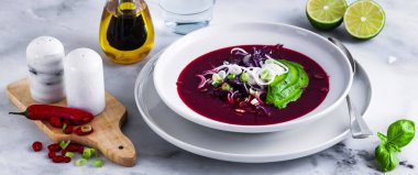 Mavi lahana ile pancar gazpacho çorbası, avokado ve yeşil soğan ile limon suyu masada. sağlıklı yaz vegan gıda 