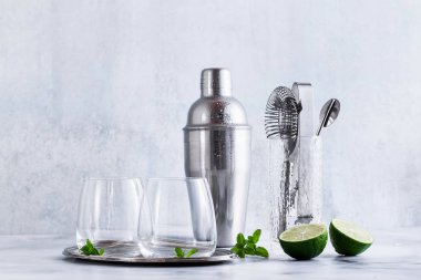 Bar aksesuarları tabloyu ve iki bardak buz üzerinde. Restoran için Araçlar