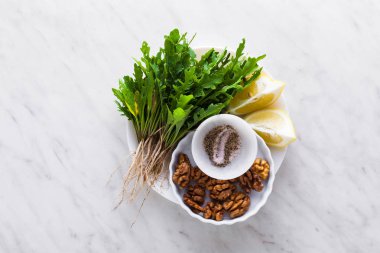 roka ve ceviz pesto yapmak için malzemeler. Salatalar, makarnalar ve aperatifler için yaz Akdeniz sosu. Sağlıklı gıda