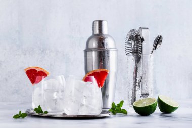 Bar aksesuarları tabloyu ve iki bardak buz üzerinde. Restoran için Araçlar