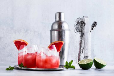 greyfurt ve buz mermer bir tabloda bardaklarda alkollü kokteyl Paloma. limon suyu ile serinletici içecek