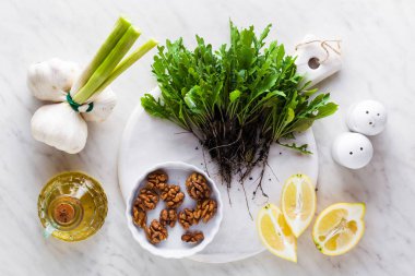 roka ve ceviz pesto yapmak için malzemeler. Salatalar, makarnalar ve aperatifler için yaz Akdeniz sosu. Sağlıklı gıda