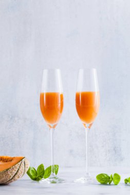 İtalyan Bellini alkollü kokteyl tatlı Olgun kavun fesleğen lezzet ile yapılmış. Aperatifler için ideal içecek