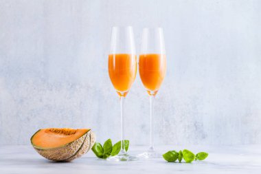 İtalyan Bellini alkollü kokteyl tatlı Olgun kavun fesleğen lezzet ile yapılmış. Aperatifler için ideal içecek