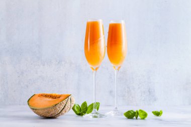 İtalyan Bellini alkollü kokteyl tatlı Olgun kavun fesleğen lezzet ile yapılmış. Aperatifler için ideal içecek