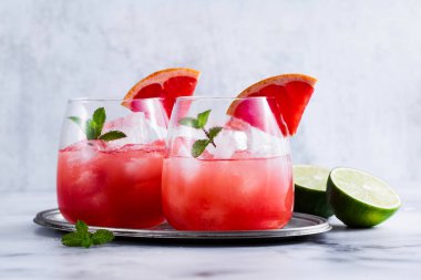 greyfurt ve buz mermer bir tabloda bardaklarda alkollü kokteyl Paloma. limon suyu ile serinletici içecek