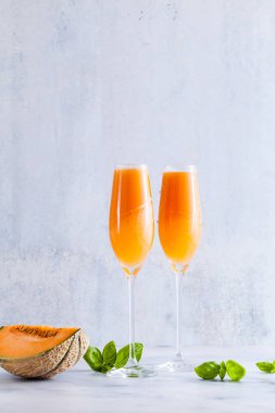 İtalyan Bellini alkollü kokteyl tatlı Olgun kavun fesleğen lezzet ile yapılmış. Aperatifler için ideal içecek