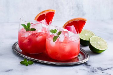 greyfurt ve buz mermer bir tabloda bardaklarda alkollü kokteyl Paloma. limon suyu ile serinletici içecek