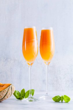 İtalyan Bellini alkollü kokteyl tatlı Olgun kavun fesleğen lezzet ile yapılmış. Aperatifler için ideal içecek