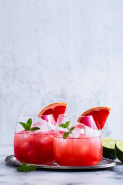 greyfurt ve buz mermer bir tabloda bardaklarda alkollü kokteyl Paloma. limon suyu ile serinletici içecek