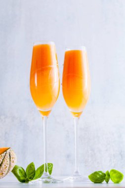 İtalyan Bellini alkollü kokteyl tatlı Olgun kavun fesleğen lezzet ile yapılmış. Aperatifler için ideal içecek