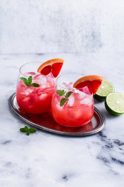 greyfurt ve buz mermer bir tabloda bardaklarda alkollü kokteyl Paloma. limon suyu ile serinletici içecek