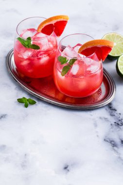 greyfurt ve buz mermer bir tabloda bardaklarda alkollü kokteyl Paloma. limon suyu ile serinletici içecek