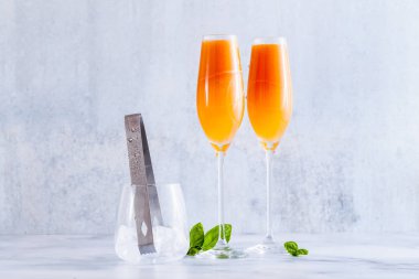 Yaz alkollü meyve gözlük için şampanya iç. mermer masaya. buz ile. kokteyl serinletici