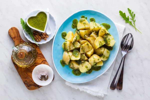 , roka ve fındık pesto ile haşlanmış patates, genç. lezzetli sağlıklı yaz gıda.