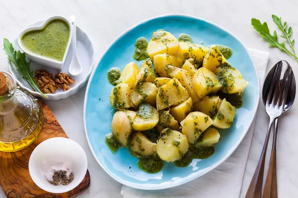 , roka ve fındık pesto ile haşlanmış patates, genç. lezzetli sağlıklı yaz gıda.