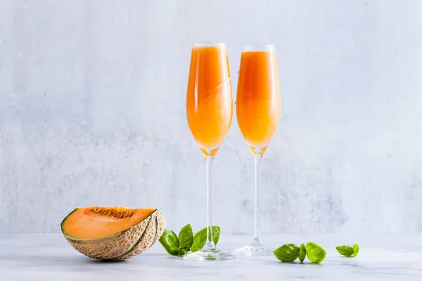 İtalyan Bellini alkollü kokteyl tatlı Olgun kavun fesleğen lezzet ile yapılmış. Aperatifler için ideal içecek