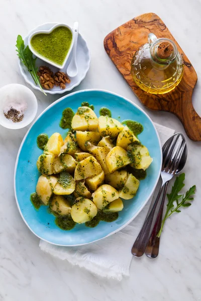 Patate Giovani Cotte Vapore Con Pesto Rucola Noci Gustoso Cibo — Foto Stock