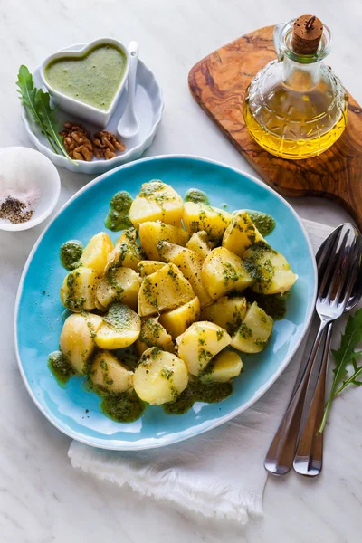 , roka ve fındık pesto ile haşlanmış patates, genç. lezzetli sağlıklı yaz gıda.
