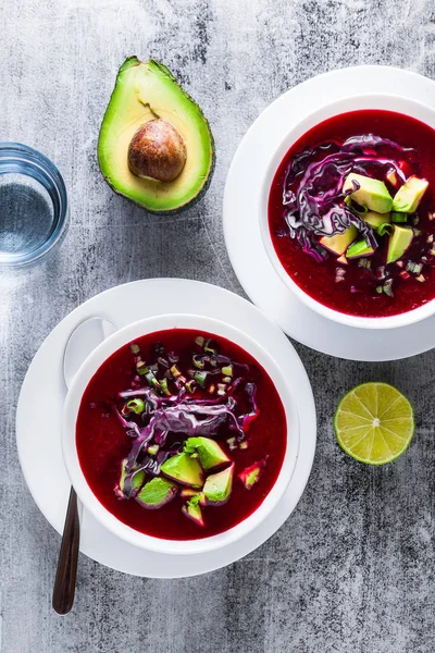 taze kırmızı sebze ve avokado masaya bir tabak içinde ham ham çorba. sağlıklı yaz detoks diyet