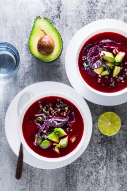 taze kırmızı sebze ve avokado masaya bir tabak içinde ham ham çorba. sağlıklı yaz detoks diyet
