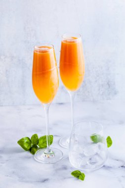 Yaz alkollü meyve gözlük için şampanya iç. mermer masaya. buz ile. kokteyl serinletici