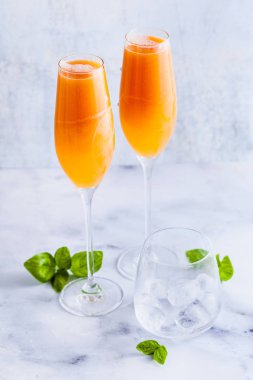 Yaz alkollü meyve gözlük için şampanya iç. mermer masaya. buz ile. kokteyl serinletici