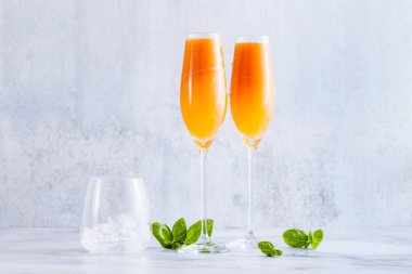 Yaz alkollü meyve gözlük için şampanya iç. mermer masaya. buz ile. kokteyl serinletici