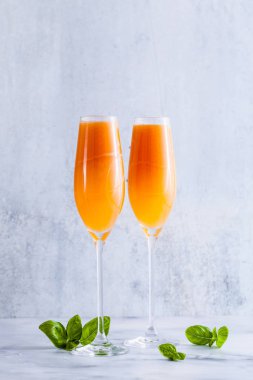 Yaz alkollü meyve gözlük için şampanya iç. mermer masaya. buz ile. kokteyl serinletici