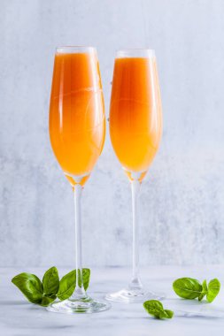 Yaz alkollü meyve gözlük için şampanya iç. mermer masaya. buz ile. kokteyl serinletici