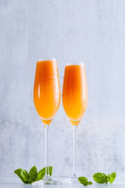 Yaz alkollü meyve gözlük için şampanya iç. mermer masaya. buz ile. kokteyl serinletici