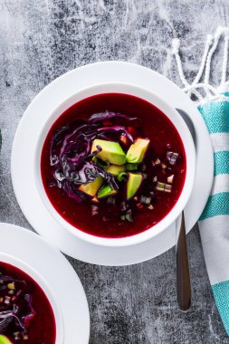 taze kırmızı sebze ve avokado masaya bir tabak içinde ham ham çorba. sağlıklı yaz detoks diyet