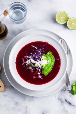 taze kırmızı sebze ve avokado masaya bir tabak içinde ham ham çorba. sağlıklı yaz detoks diyet