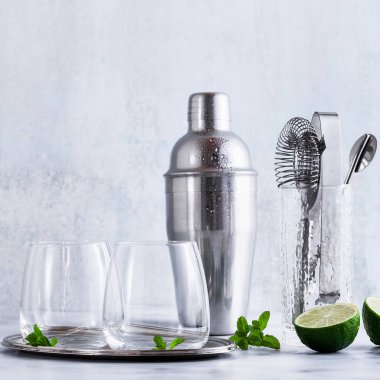 Bar aksesuarları tabloyu ve iki bardak buz üzerinde. Restoran için Araçlar