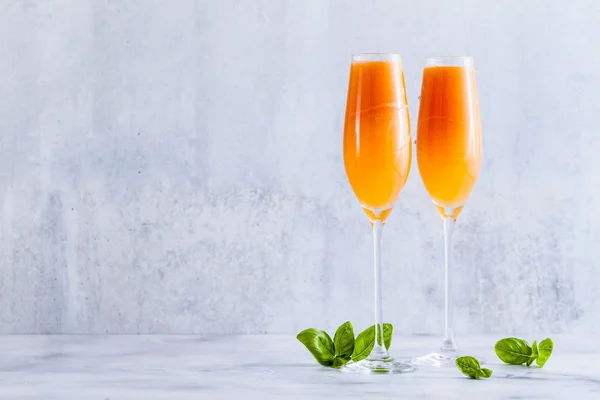 Yaz alkollü meyve gözlük için şampanya iç. mermer masaya. buz ile. kokteyl serinletici