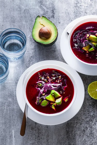taze kırmızı sebze ve avokado masaya bir tabak içinde ham ham çorba. sağlıklı yaz detoks diyet