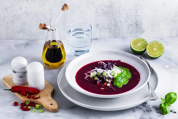 Mavi lahana ile pancar gazpacho çorbası, avokado ve yeşil soğan ile limon suyu masada. sağlıklı yaz vegan gıda 