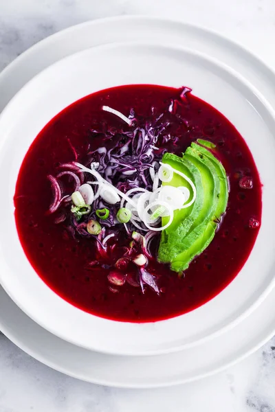 Mavi lahana ile pancar gazpacho çorbası, avokado ve yeşil soğan ile limon suyu masada. sağlıklı yaz vegan gıda 