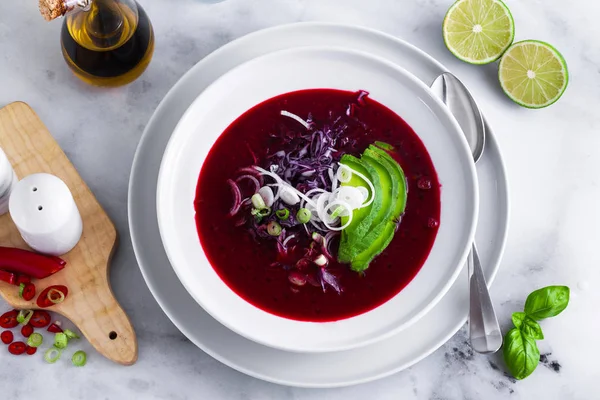taze kırmızı sebze ve avokado masaya bir tabak içinde ham ham çorba. sağlıklı yaz detoks diyet