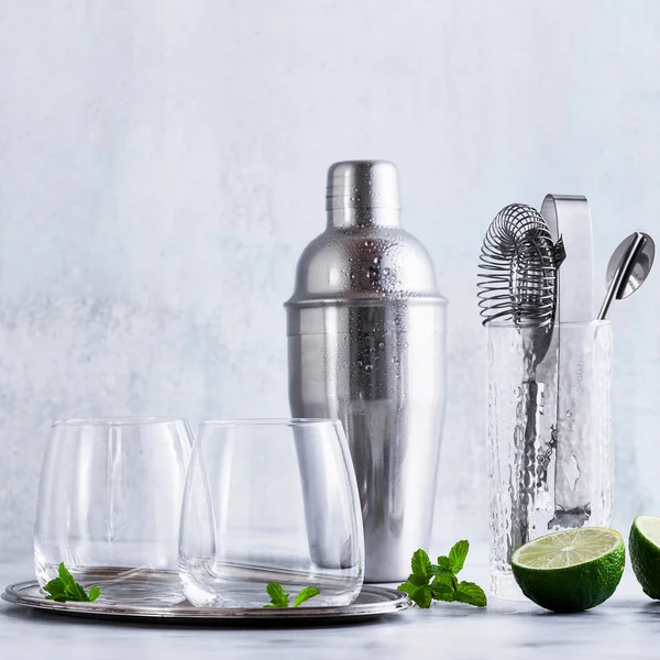 Bar aksesuarları tabloyu ve iki bardak buz üzerinde. Restoran için Araçlar