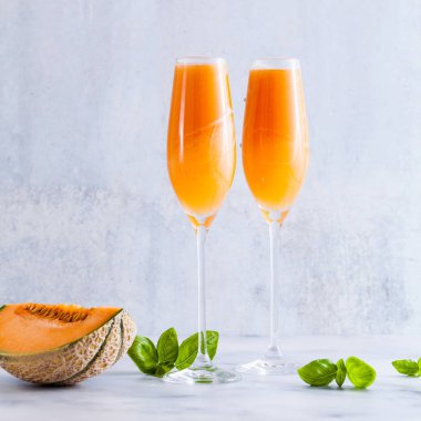 İtalyan Bellini alkollü kokteyl tatlı Olgun kavun fesleğen lezzet ile yapılmış. Aperatifler için ideal içecek
