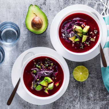 taze kırmızı sebze ve avokado masaya bir tabak içinde ham ham çorba. sağlıklı yaz detoks diyet