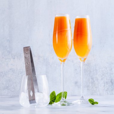 Yaz alkollü meyve gözlük için şampanya iç. mermer masaya. buz ile. kokteyl serinletici