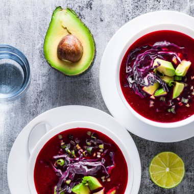 taze kırmızı sebze ve avokado masaya bir tabak içinde ham ham çorba. sağlıklı yaz detoks diyet