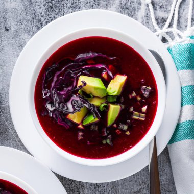 taze kırmızı sebze ve avokado masaya bir tabak içinde ham ham çorba. sağlıklı yaz detoks diyet